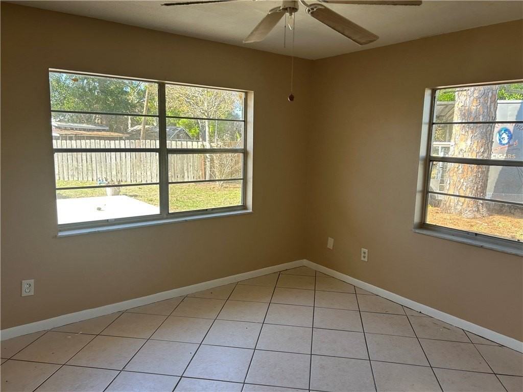 558 Fleming St - Photo 6 of 10