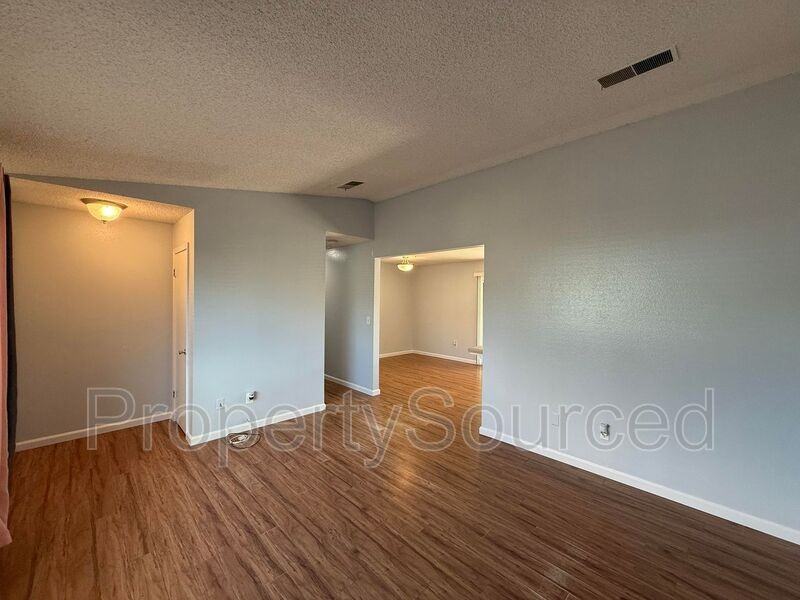 1708 Applegate Dr - Photo 6 of 35