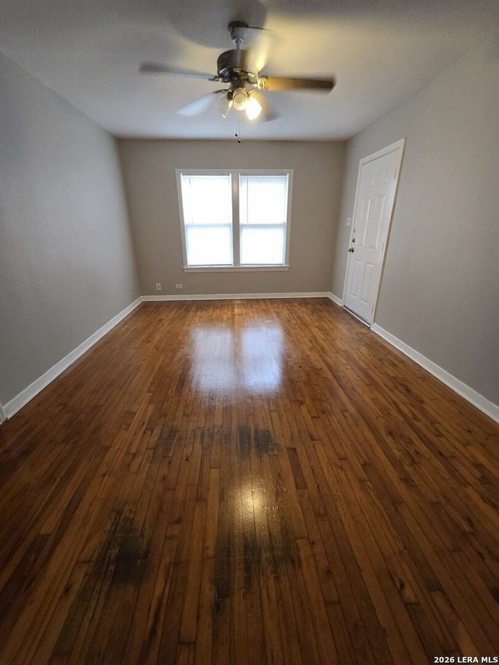 1339 W Hollywood Ave - Photo 2 of 10