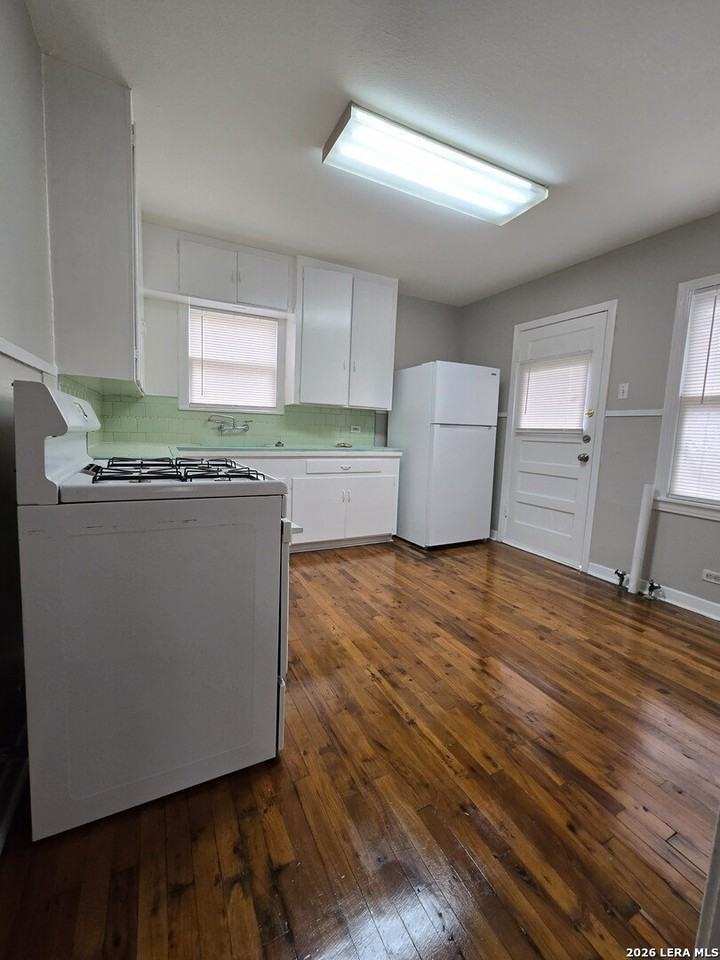 1339 W Hollywood Ave - Photo 5 of 10