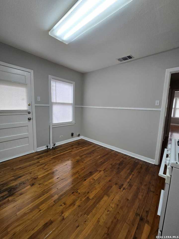 1339 W Hollywood Ave - Photo 7 of 10