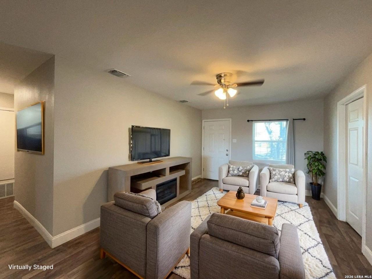 8905 Seacliff St - Photo 3 of 31