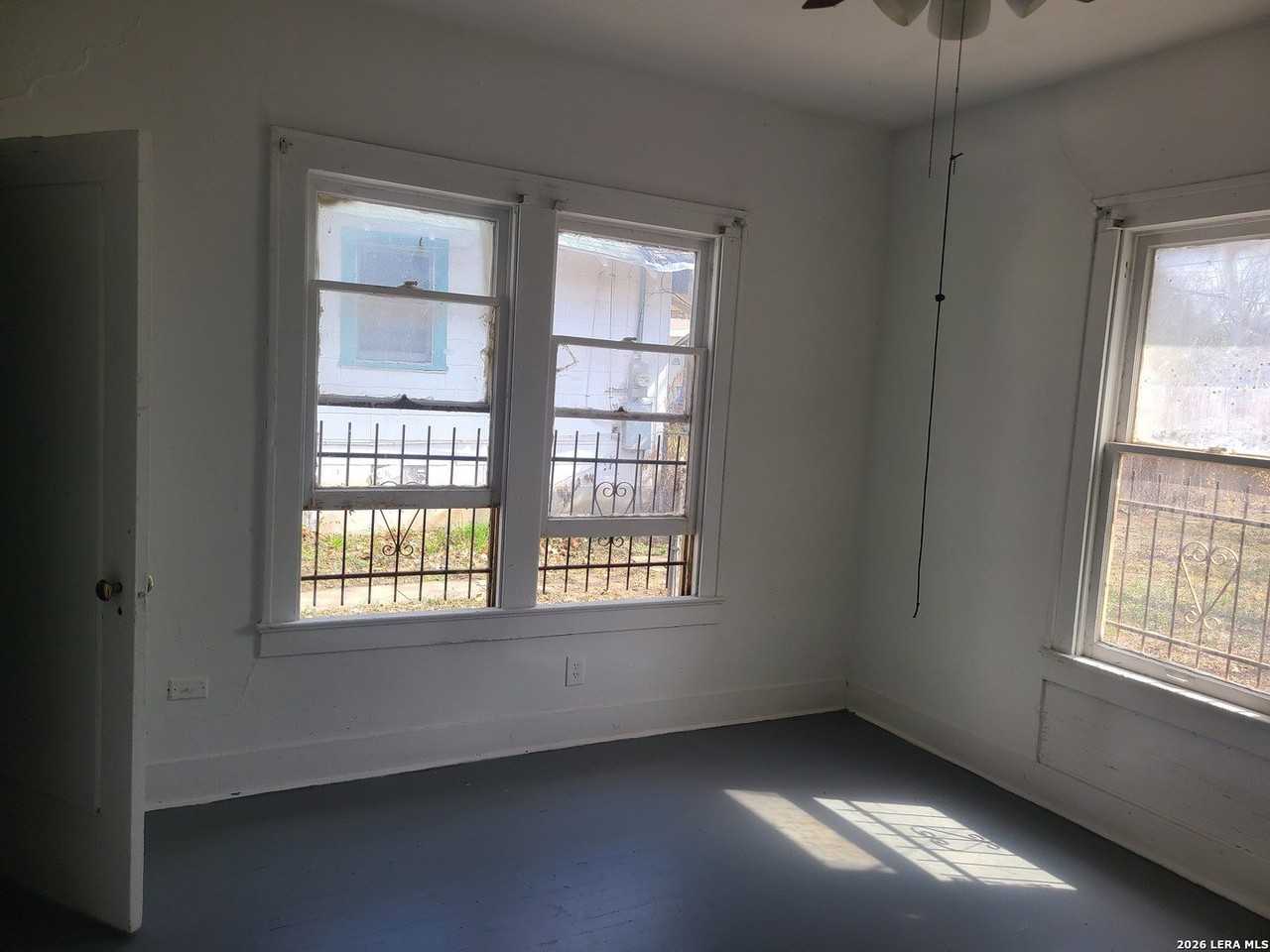 1106 Hammond Ave - Photo 3 of 4