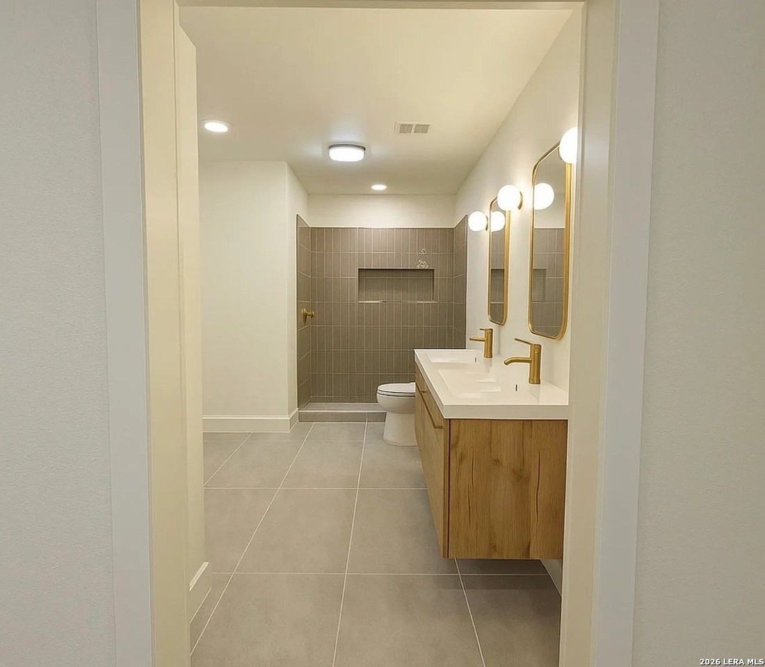 426 E Woodlawn Ave - Photo 3 of 11