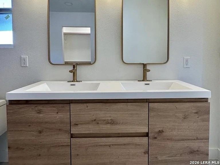 426 E Woodlawn Ave - Photo 4 of 11