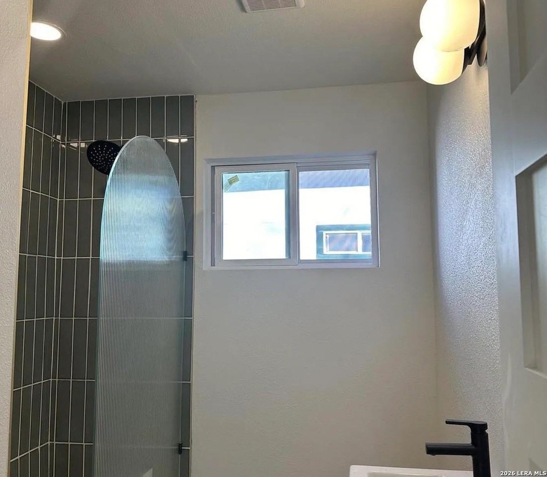 426 E Woodlawn Ave - Photo 6 of 11