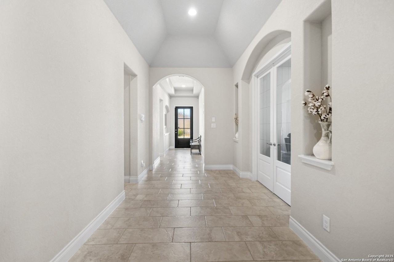 117 Boulder Crk - Photo 3 of 24