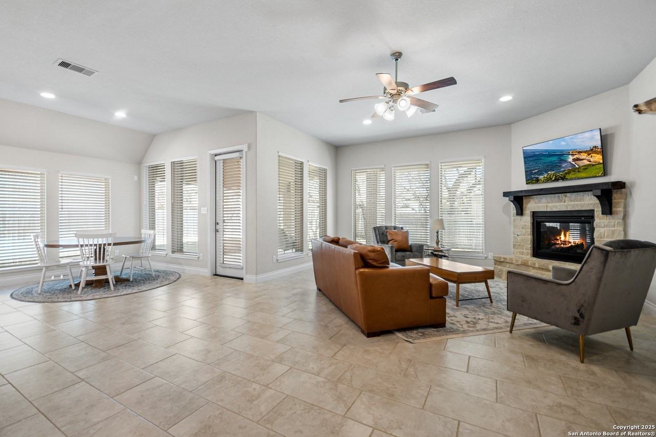 117 Boulder Crk - Photo 4 of 24