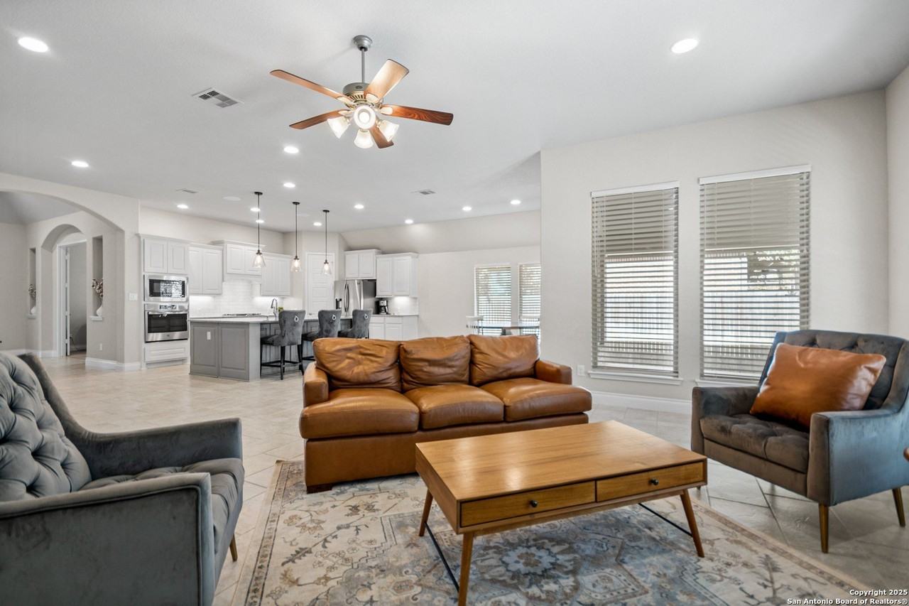 117 Boulder Crk - Photo 5 of 24