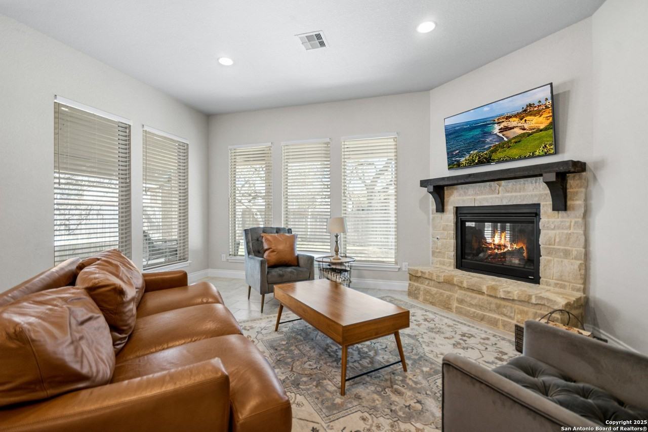 117 Boulder Crk - Photo 6 of 24