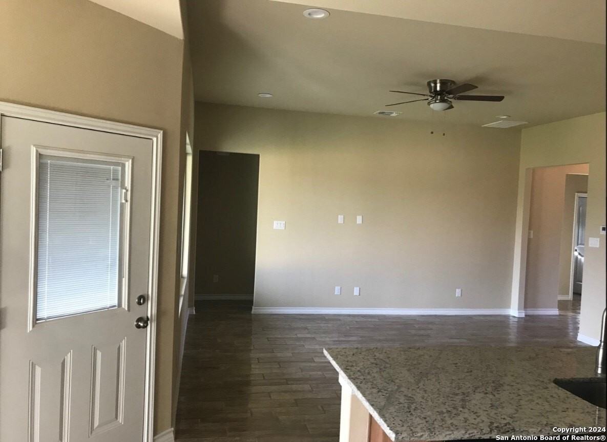 220 E Byrd Blvd - Photo 4 of 24