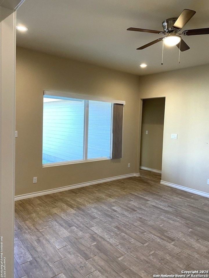 220 E Byrd Blvd - Photo 5 of 24