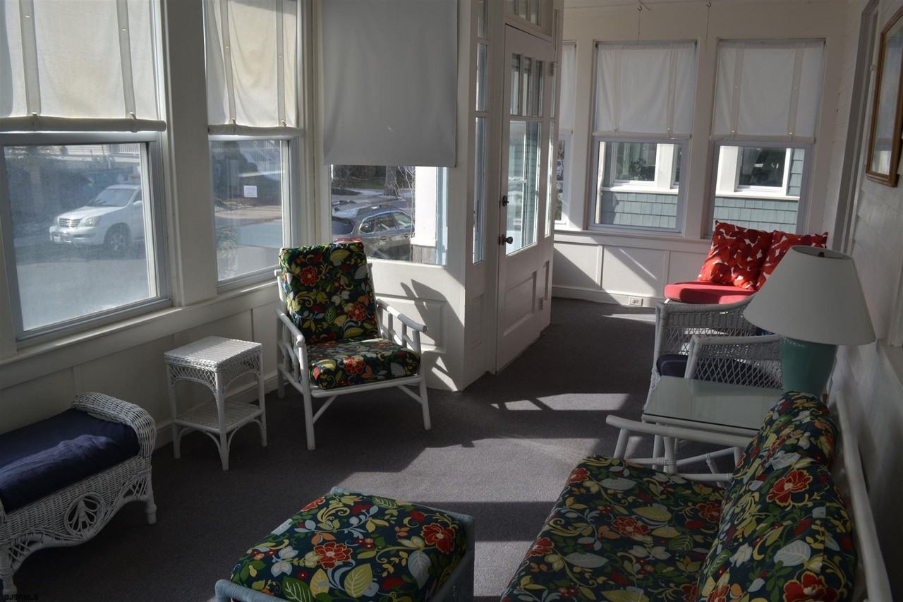 19 S Surrey Ave - Photo 4 of 23