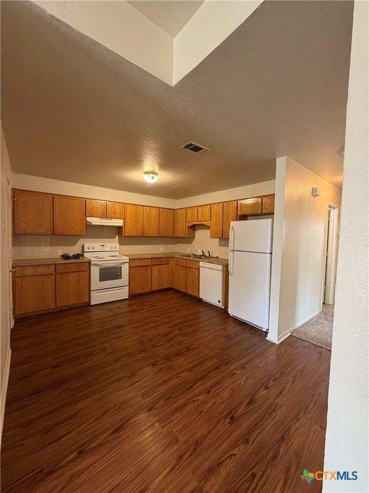 503 Manhattan Dr Apt B - Photo 4 of 11