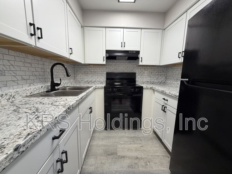 5537 Iowa Ave - Photo 5 of 9