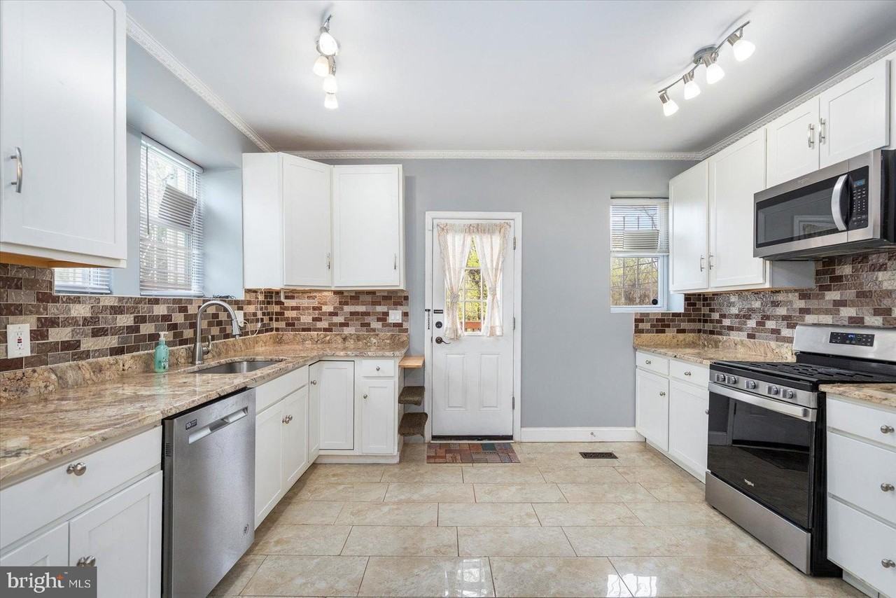 4017 Greenspring Ave - Photo 7 of 38