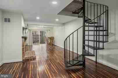 636 Portland St - Photo 3 of 15