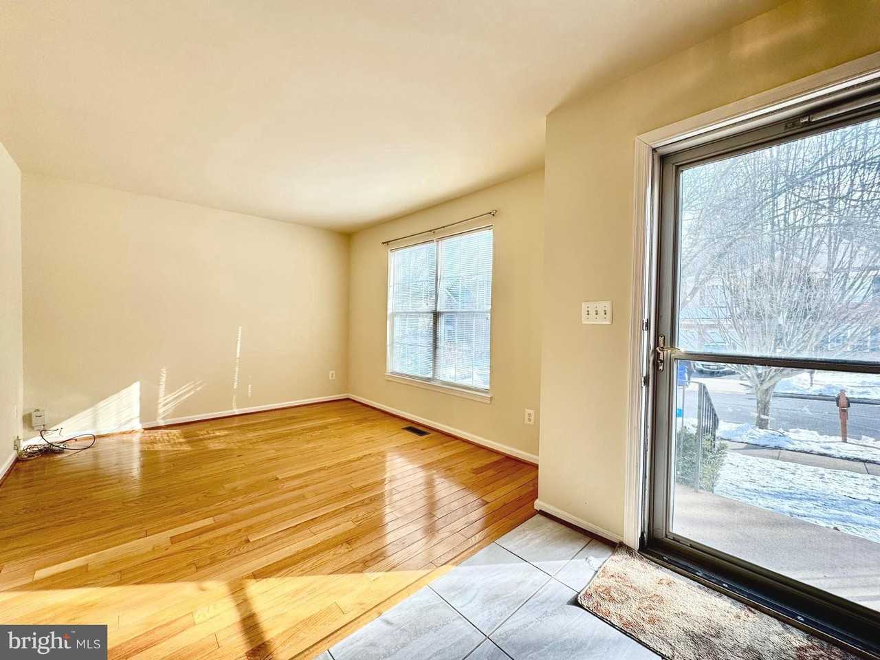 22006 Stone Pier Ln - Photo 4 of 37