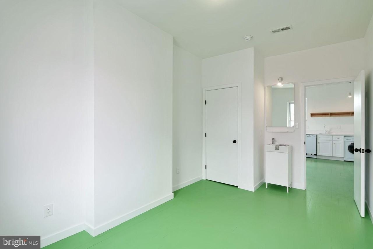 2329 Frankford Ave Apt D - Photo 7 of 9