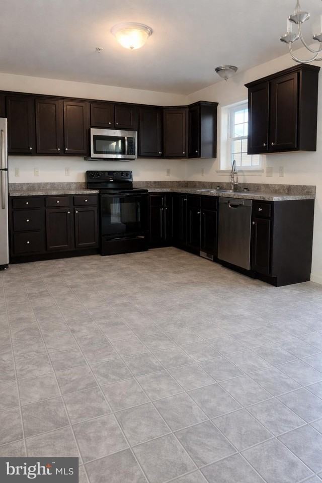 745 Kentwell Dr - Photo 2 of 8