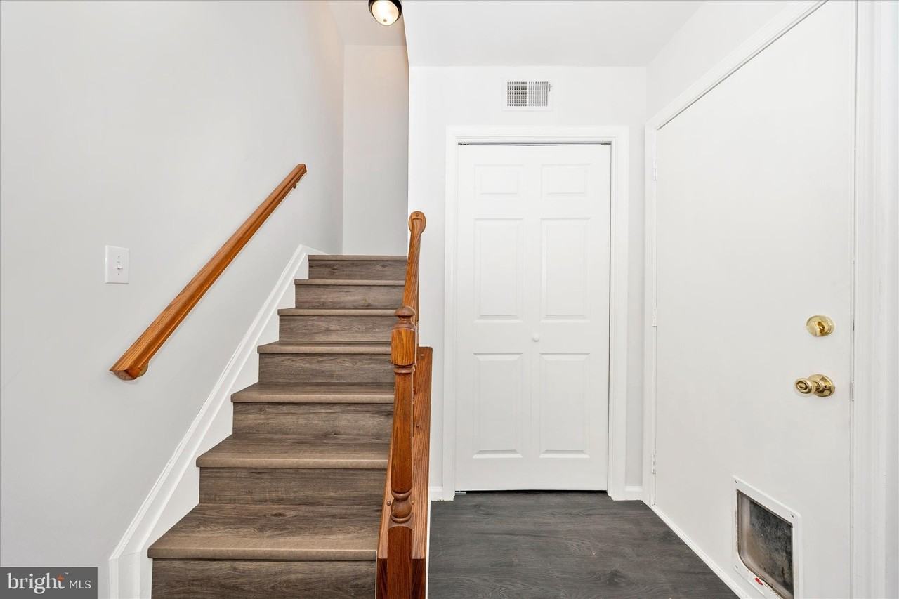 19 Stonewall Ct - Photo 3 of 50