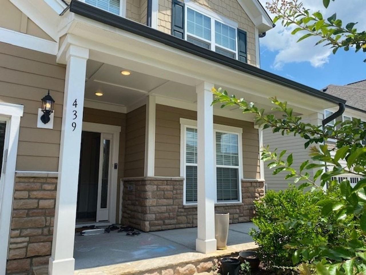 439 Parlier Dr - Photo 3 of 36