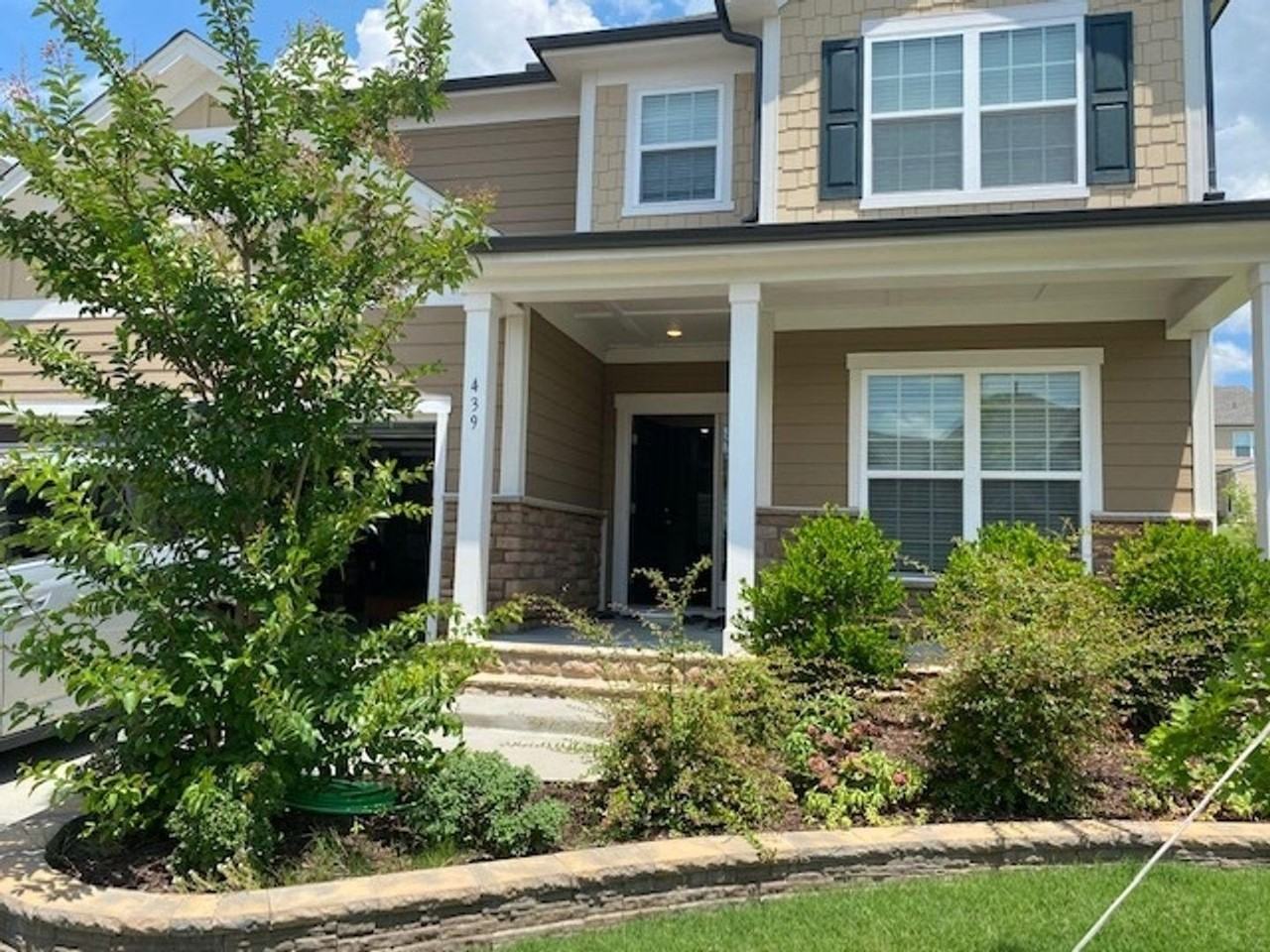 439 Parlier Dr - Photo 4 of 36