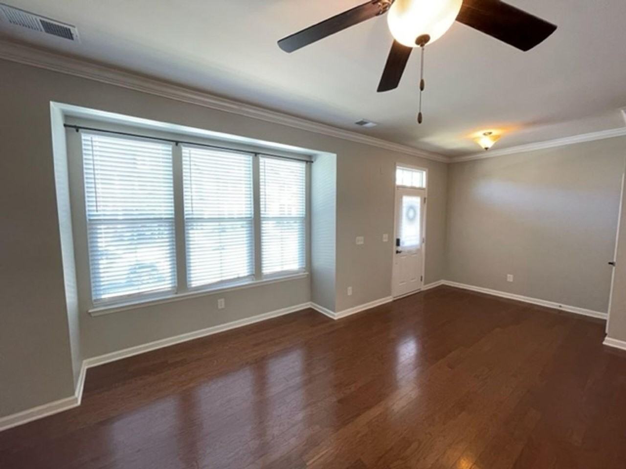 1045 Semora Ln - Photo 3 of 27