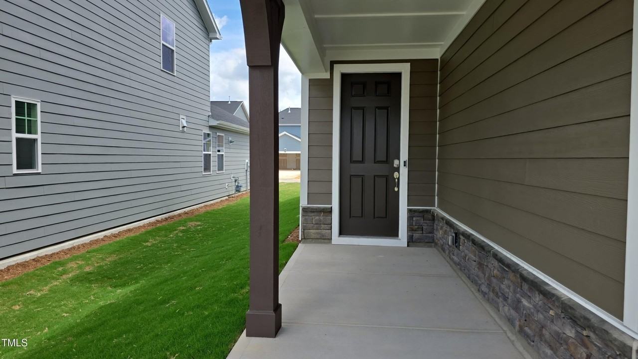 409 Cresting Wave Dr - Photo 4 of 31