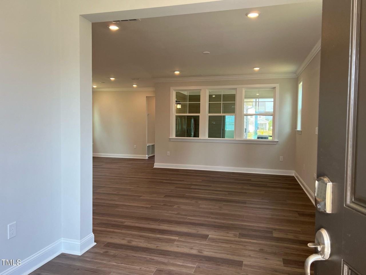 409 Cresting Wave Dr - Photo 6 of 31