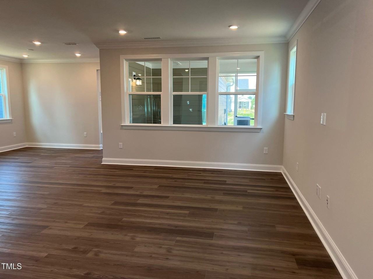 409 Cresting Wave Dr - Photo 7 of 31