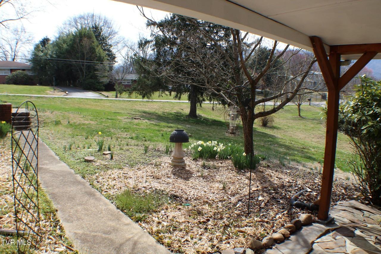 2001 Lynnwood Rd - Photo 5 of 48