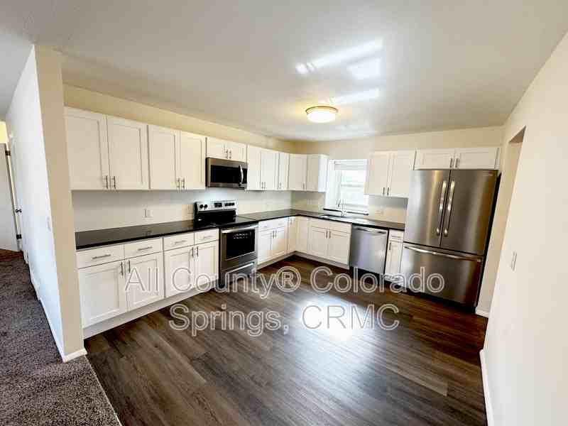 1216 Burnham St - Photo 3 of 19