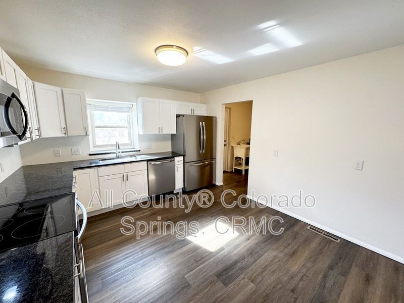 1216 Burnham St - Photo 4 of 19