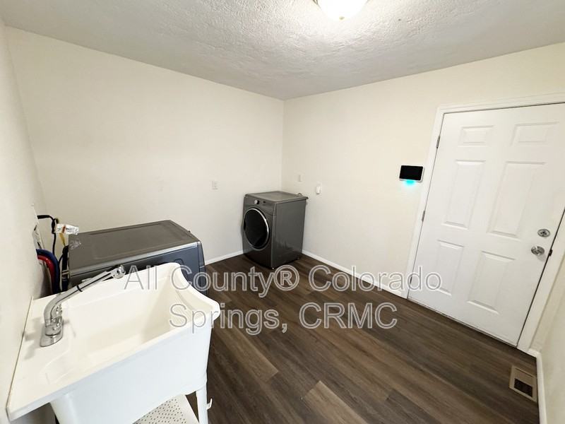 1216 Burnham St - Photo 5 of 19