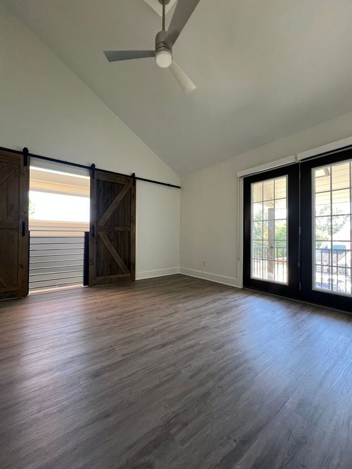 652 Oak Grove Rd - Photo 4 of 12