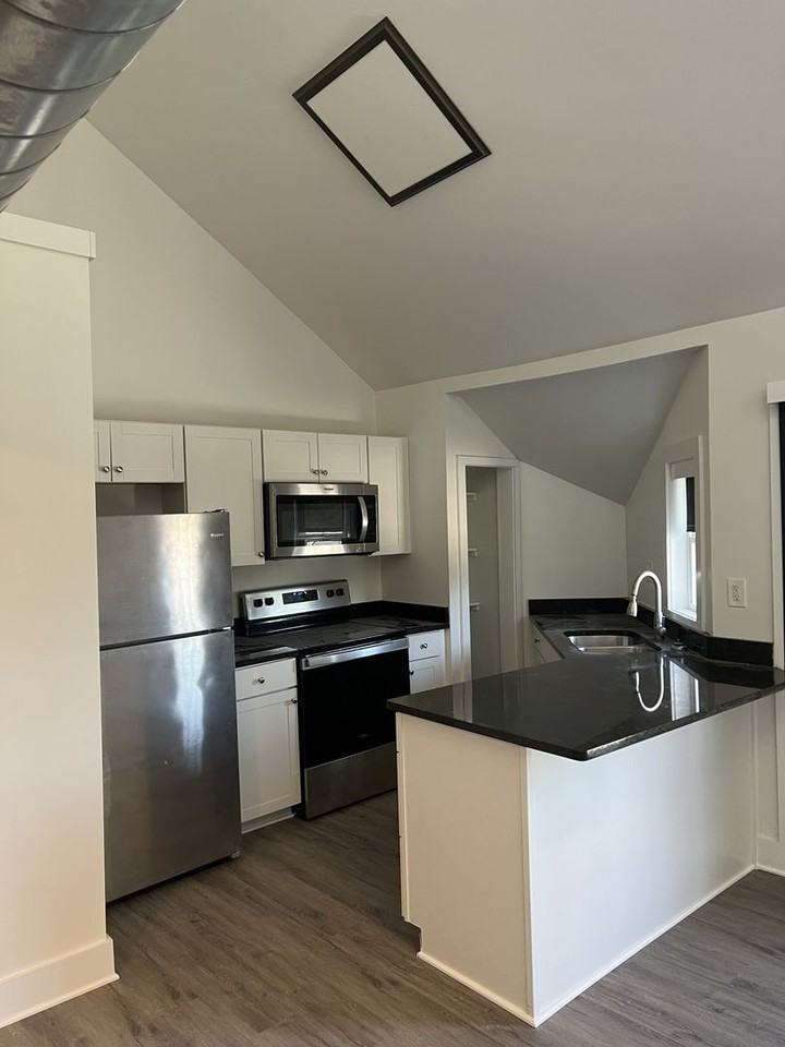 652 Oak Grove Rd - Photo 5 of 12