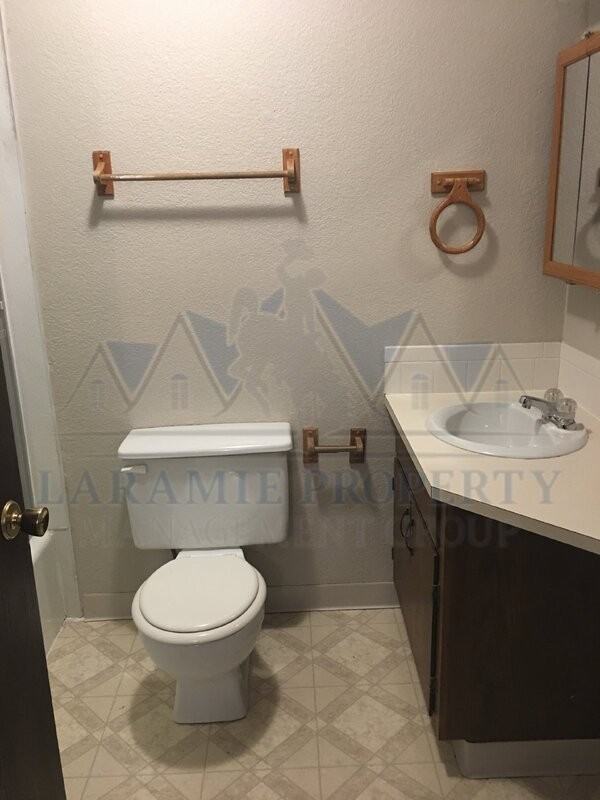 802 Canby St - Photo 6 of 11