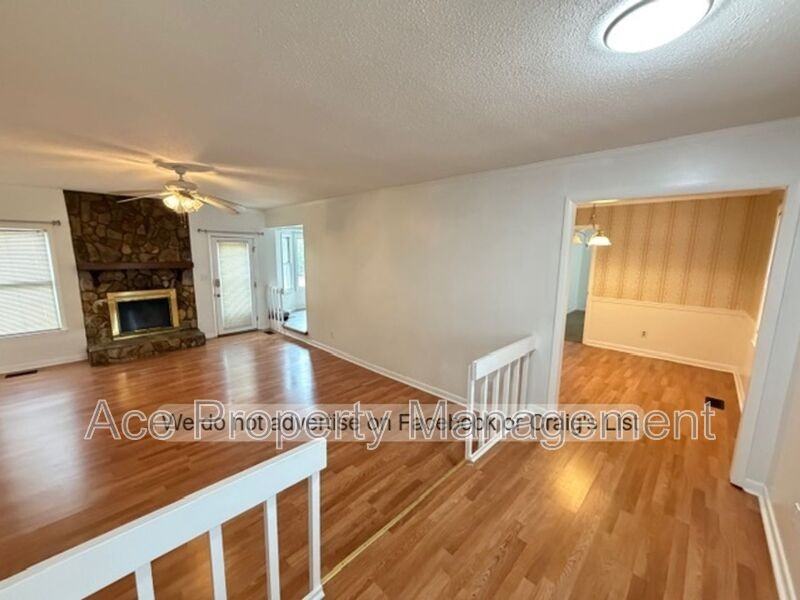 1863 Windlock Dr - Photo 2 of 16