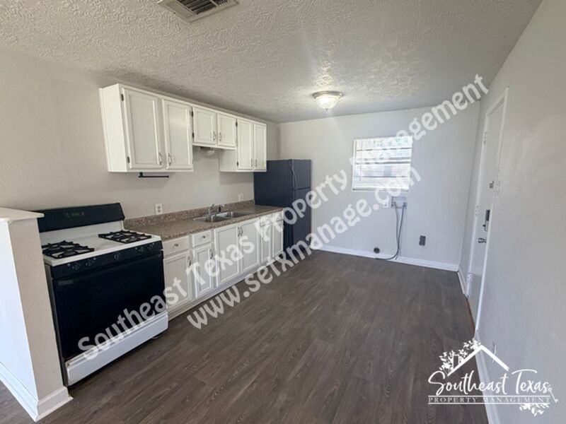 977 Center St - Photo 2 of 7