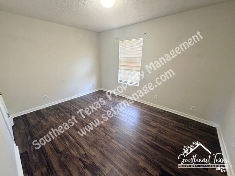 977 Center St - Photo 3 of 7