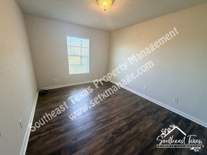 977 Center St - Photo 4 of 7