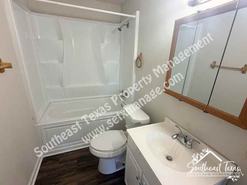 977 Center St - Photo 5 of 7