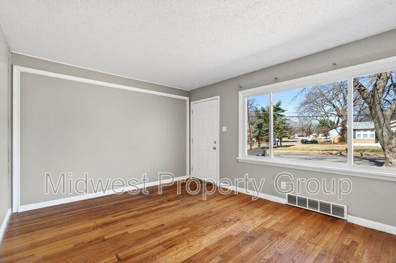 8280 Frost Ave - Photo 3 of 29