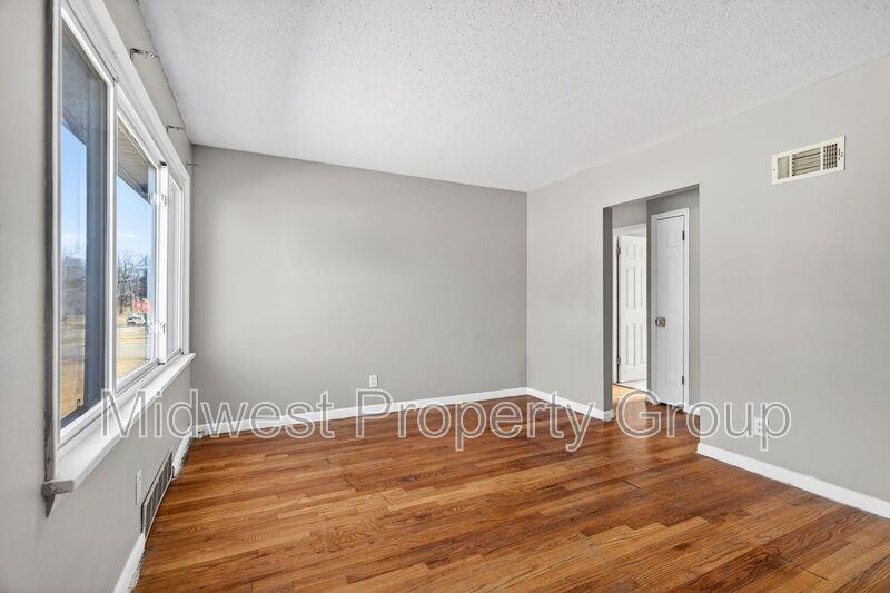 8280 Frost Ave - Photo 4 of 29