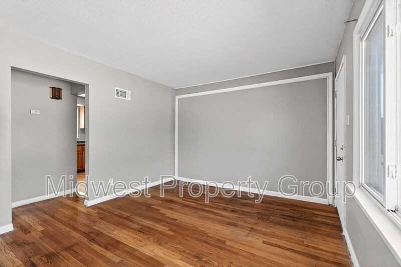 8280 Frost Ave - Photo 5 of 29