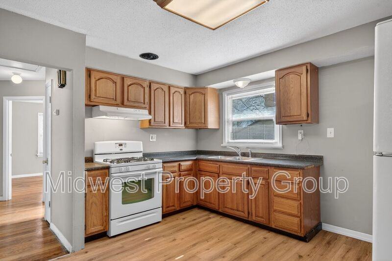 8280 Frost Ave - Photo 6 of 29