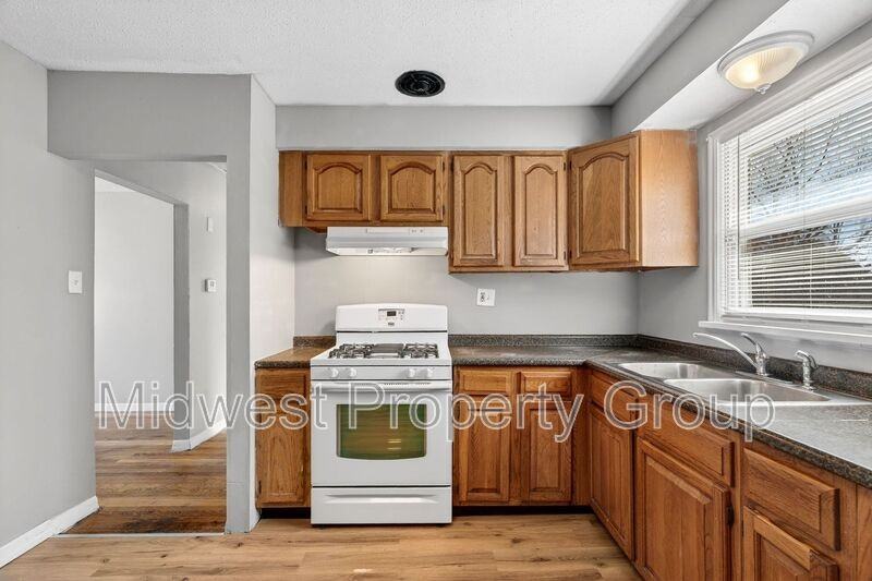 8280 Frost Ave - Photo 7 of 29