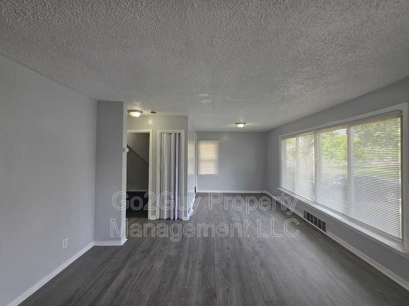 22221 Pembroke Ave - Photo 4 of 12