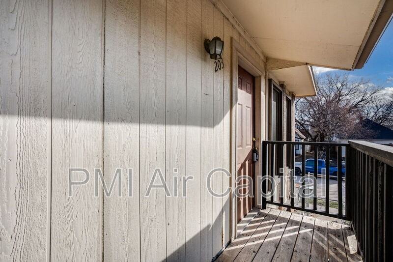 535 S Lulu Ave #203 - Photo 2 of 12